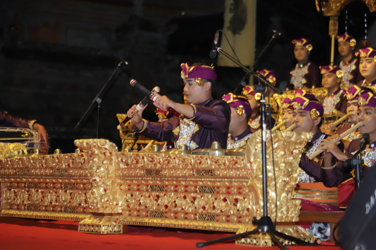 UJI COBA: Pentas uji coba Sekaa Gong Batur Mahaswara di jaba sisi kelod Pura Desa Adat Batuan,  Rabu (12/6) malam dalam rangka persiapan PKB.