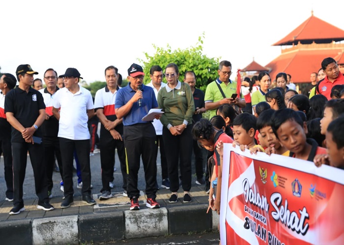 DIBUKA : Penjabat (Pj) Bupati Klungkung, I Nyoman Jendrika, secara resmi melepas kegiatan jalan sehat yang berlangsung di Alun-Alun Ida Dewa Agung Jambe, Kabupaten Klungkung, Jumat (14/6).
