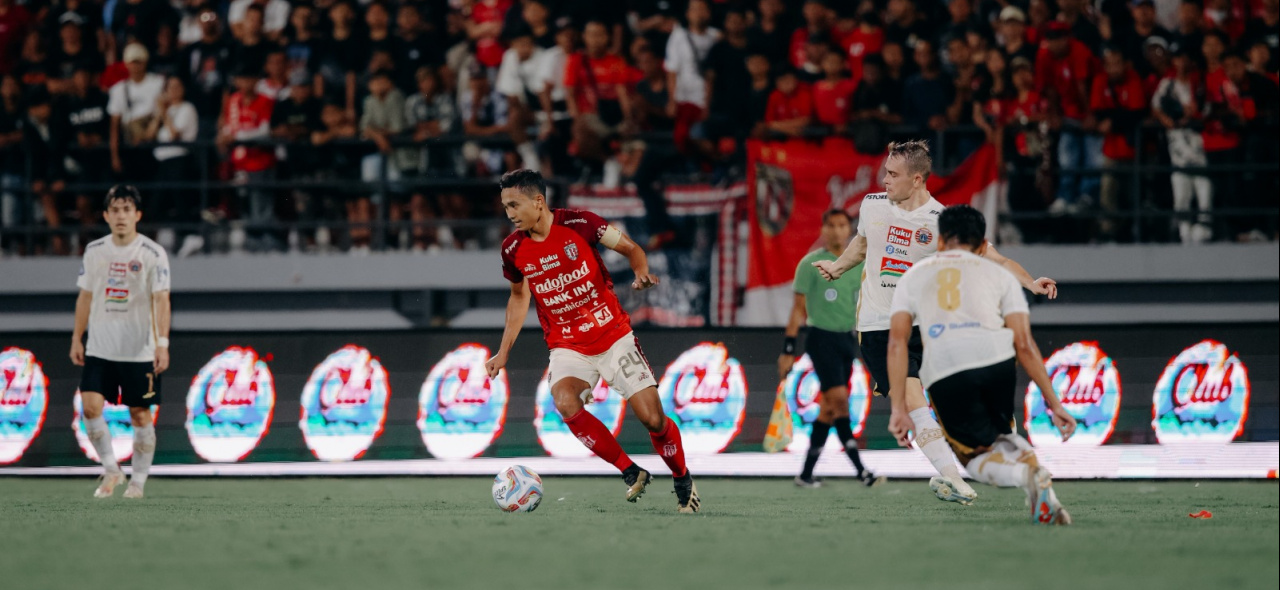 Bek kiri Bali United, Ricky Fajrin dikawal pemain Persija Jakarta di pertemuan kedua Liga 1 musim 2023/2024 di Stadion Kapten I Wayan Dipta, Gianyar&nbsp;