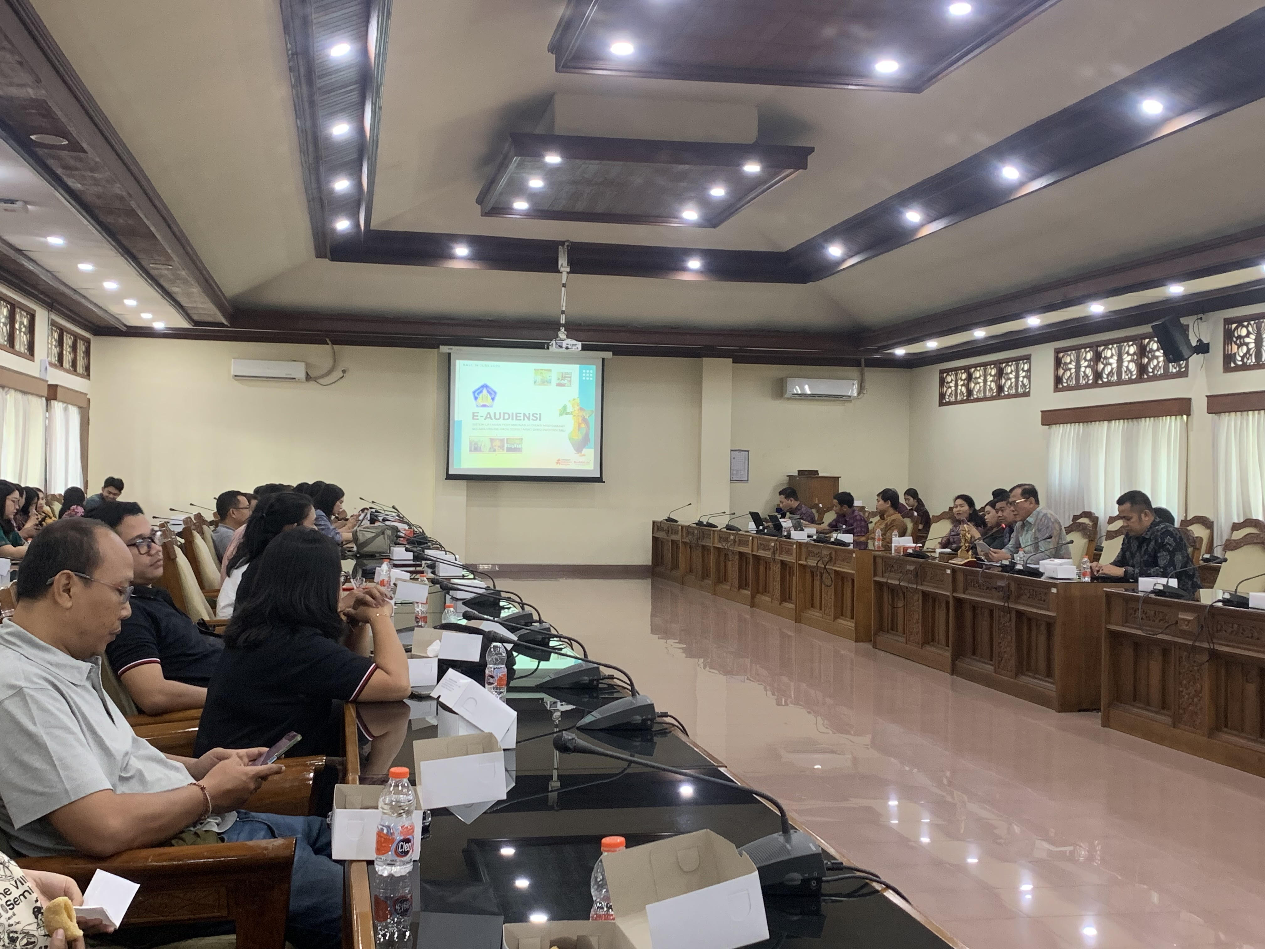 INOVASI: Sekretariat DPRD Provinsi Bali perkenalan terobosan baru agar bisa mudah ketemu wakil rakyat. Jangan sampai jauh-jauh datang, tetapi tidak ketemu.