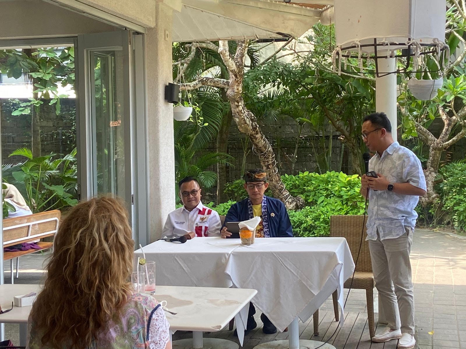 SOAL BULE: Menteri Sandiaga Uno menanggapi maraknya bule berulah di Bali dalam agenda kunjungan di Badung, Jumat (14/6). Ini yang disampaikan.