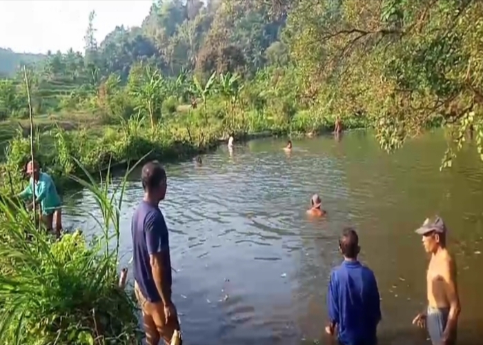 GOTONG ROYONG : Petani di Subak Lebah Sembawa, Desa Lokapaksa, Kecamatan Seririt, Buleleng sedang bergotong royong membangun tanggul untuk persawahan.