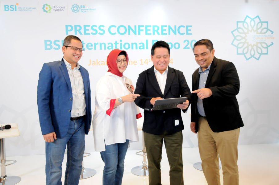Ki-ka:SVP Corporate Secretary & Communication BSI Wisnu Sunandar, Direktur Compliance Human Capital BSI Tribuana Tunggadewi, Dirut BSI Hery Gunardi, Direktur Sales & Distribution BSI Anton Sukarna.