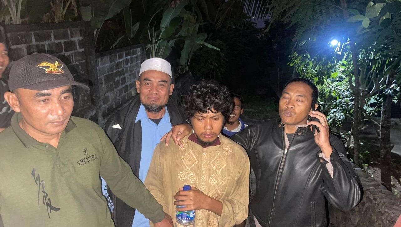 AF (baju kuning) terduga pelaku pembunuhan nenek Saodah, warga Jembrana, Bali saat diamankan menuju Polsek Pekutatan, Sabtu, 15 Juni 2024.