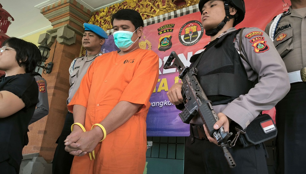Sukojin pemilik gudang LPG terbakar mengenakan pakaian tahanan.