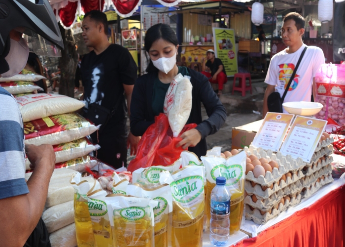 KENAIKAN HARGA : Gerai pangan murah dan pangan lokal saat acara Car Free Day di Singaraja.