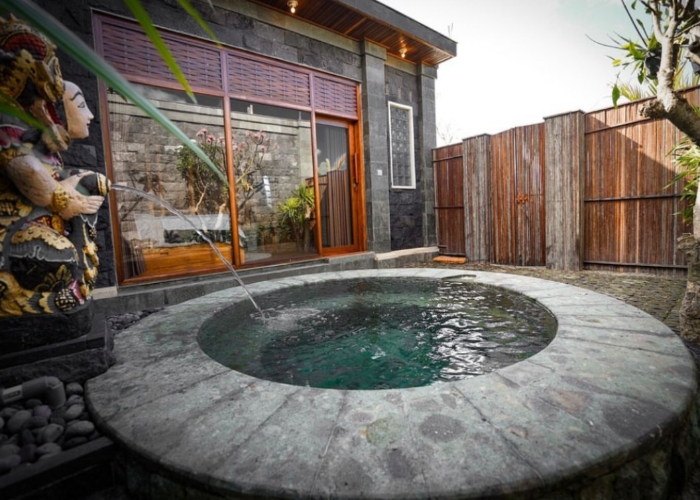 WISATA : Suasana keindahan privat jacuzzi di vila The Toya Bali, Desa Songan A, Kecamatan Kintamani, Kabupaten Bangli.