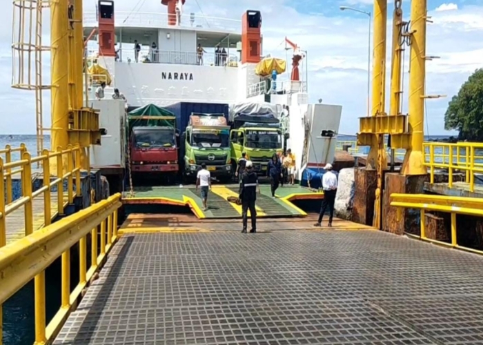 RAMAI: Penumpang di Pelabuhan Padangbai, Manggis, Karangasem meningkat menjelang Idul Adha.