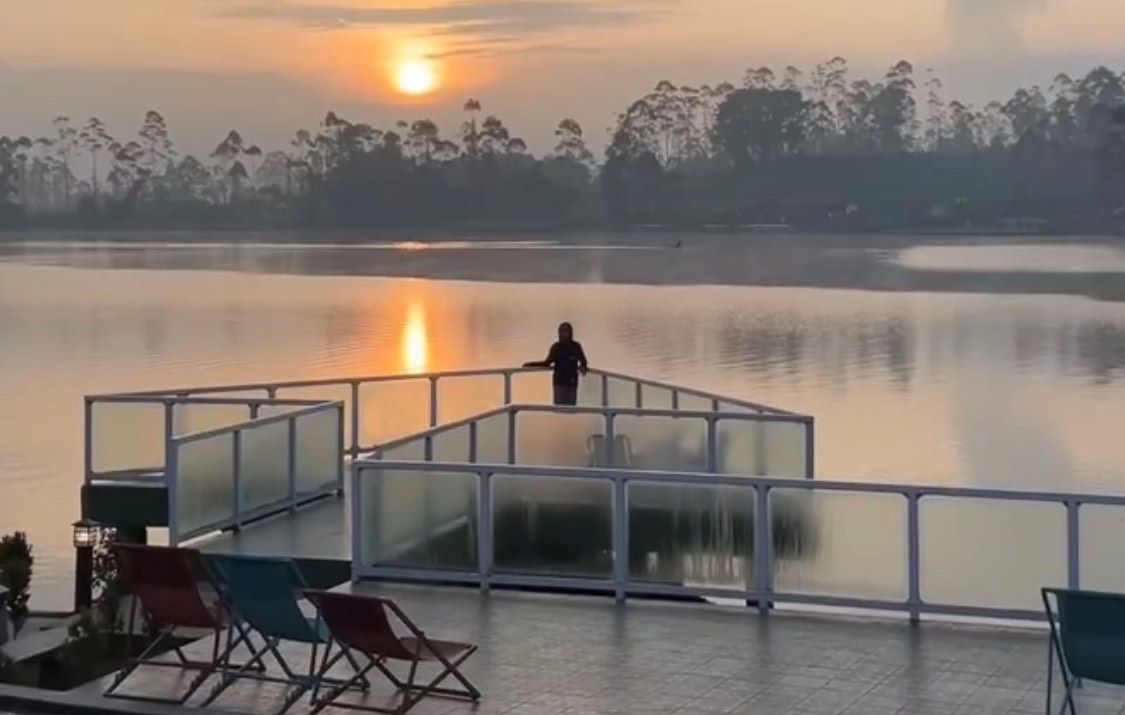 Suasana indah di Montana Glamping yang terletak di pinggir Situ Cileuna, Kecamatan Pangalengan, Kota Bandung mirip di Kintamani, Bali.