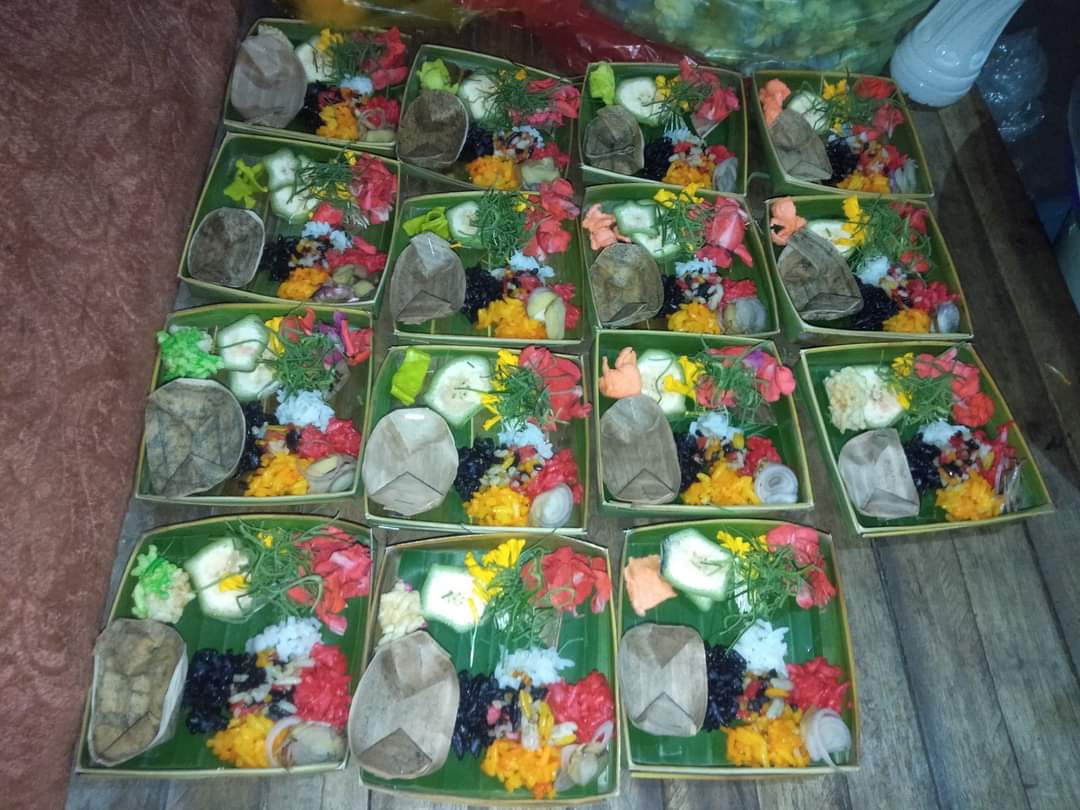 Segehan Manca warna yang dihaturkan saat Kajeng Kliwon