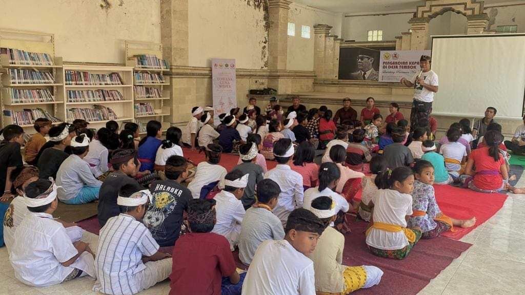 Siswa-siswi di Desa Tembok saat mengikuti pasraman Non Formal untuk belajar agama Hindu