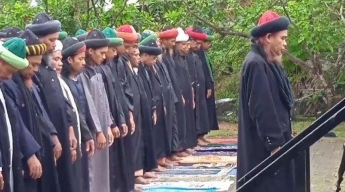 Jamaah An-Nadzir di Kabupaten Gowa, melaksanakan salat Idul Adha di Masjid Baitul Muqaddis Pondok An-Nadzir, Minggu, 16 Juni 2024