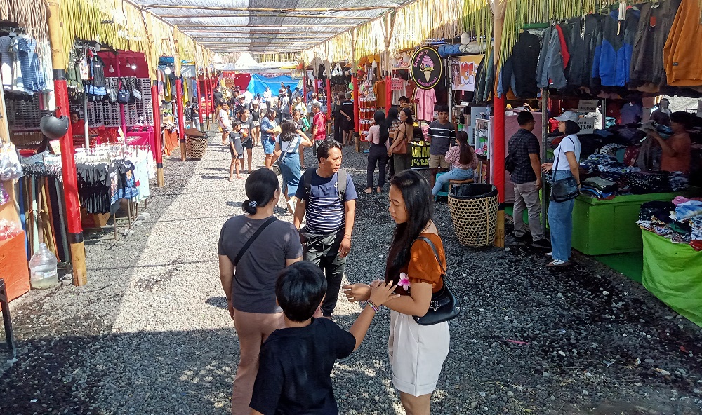 Pengunjung PKB mendatangi Stand UMKM di Art Center, Denpasar.