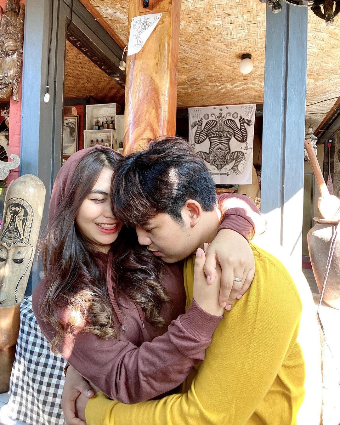 Pasangan penyanyi Bali, Tika Pagraky dan Wira Krisna saat masih bersama. Kini mereka berpisah karena beda visi misi.