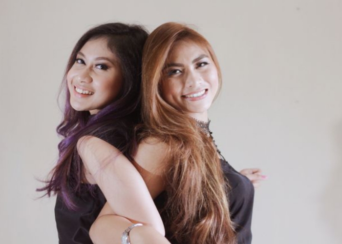 Tika Pagraky bersama Nara saat masih tergabung dalam Dewi Dewi.