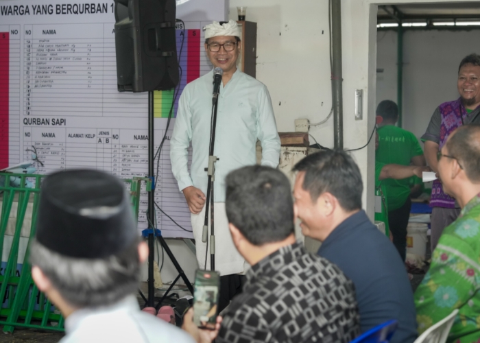 SILATURAHMI: Wabup Suiasa saat ramah tamah di Gedung Serba Guna Al Hikmah, Br. Bhuana Shanti, Perum.Dalung Permai, Kuta Utara, Senin (17/6).