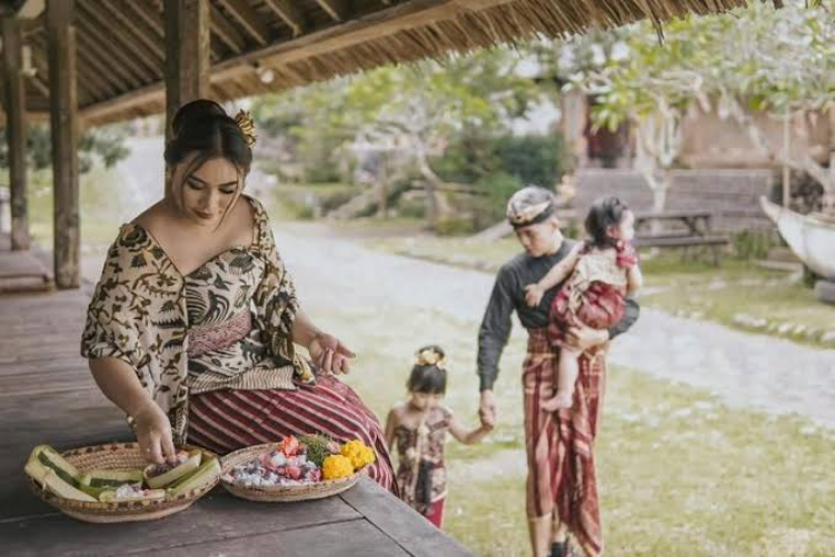 penampilan dua buah hati Tika Pagraky dan Wira Krisna dalam single Cening yang diluncurkan Setahun Sebelum Bercerai.