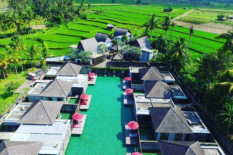 kolam sepanjang 70 meter di FuramaXclusive Resort and Villa