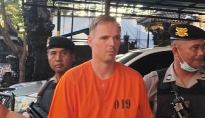 Bule asal Jerman bernama Henry Bruno Torper, 37, yang memukul wanita pengendara motor akhirnya ditangkap Polsek Kuta