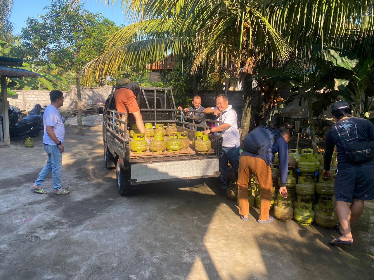 Gudang LPG di Banjar Pande, Desa Abiansemal digerebek Polda Bali karena oplos gas subsidi ke tabung nonsubsidi.