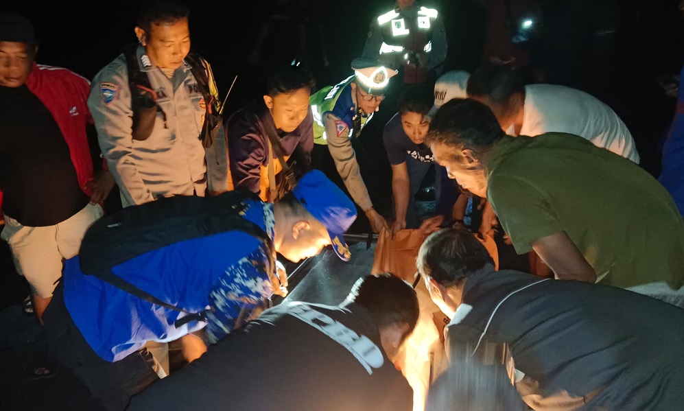 Evakuasi Wahyudi,41, buruh bangunan yang terseret ombak di pantai Nyanyi Kecamatan Kediri, Kabupaten Tabanan, Minggu (16/6) petang lalu.