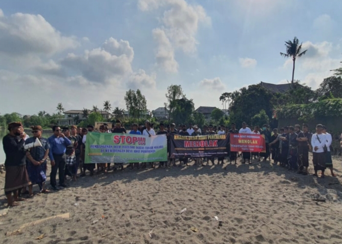 ORASI: Warga Desa Adat Pererenan saat melakukan orasi penolakan pembangunan di Pantai Lima, Desa Pererenan, Mengwi, Selasa (17/6).