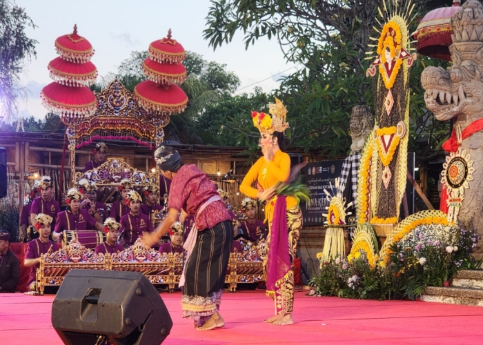 TRADISI: Joged Bumbung, Giri Swara, Banjar Gunung, Desa Penatih Dangin Puri, Duta Kota Denpasar tampil perdana di Kalangan Terbuka Madya Mandala, Taman Budaya, Selasa (18/6).