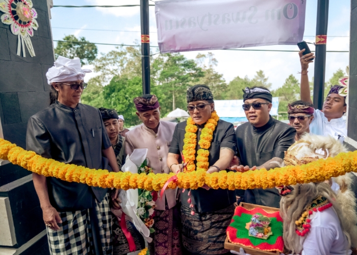 PERESMIAN: Bupati Giri Prasta saat menandatangani prasasti dan meresmikan Balai Banjar Adat Batur Kota, Desa Batur Tengah, Kintamani, Bangli, Selasa (18/6).
