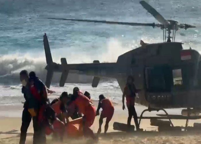 EVAKUASI : Proses evakuasi korban menggunakan Helikopter.