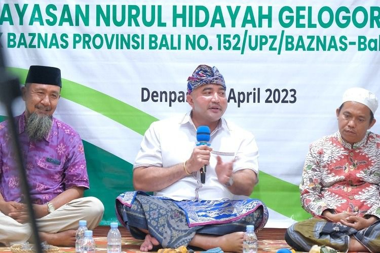 BERBAGI: Ketua DPD Gerindra Bali, Made Muliawan Arya alias De Gadjah