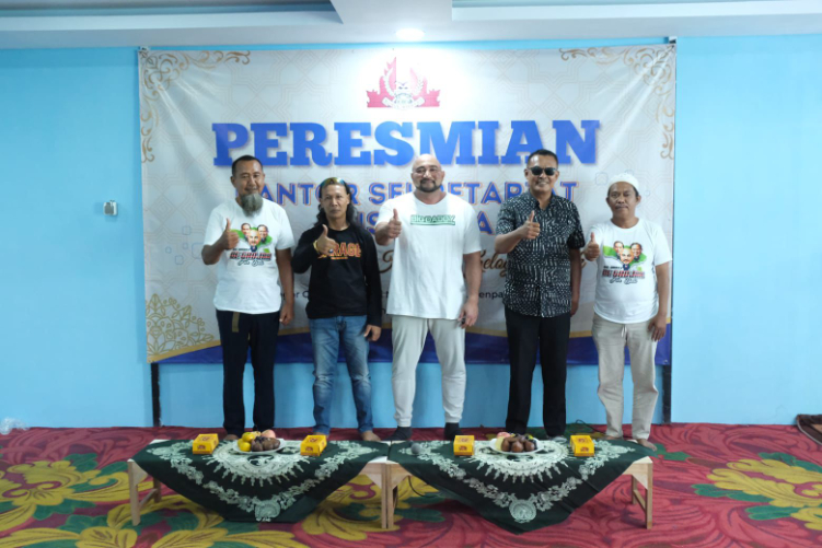 HADIR: Kehadiran Ketua DPD Gerindra Bali Made Muliawan Arya alias De Gadjah saat peresmian Kantor Sekretariat dan pemotongan hewan kurban di Musala Yayasan Nurul Hidayah Gelogor Carik Senin (17/6/2024