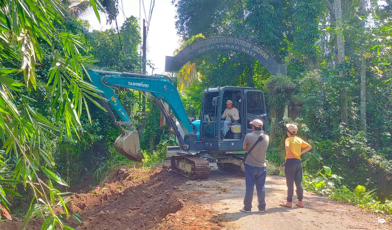 Alat berat mulai bekerja untuk memperbaiki jalan jebol di Banjar Sidawa, Desa Tamanbali, Kabupaten Bangli, Bali pada Selasa, 18 Juni 2024.