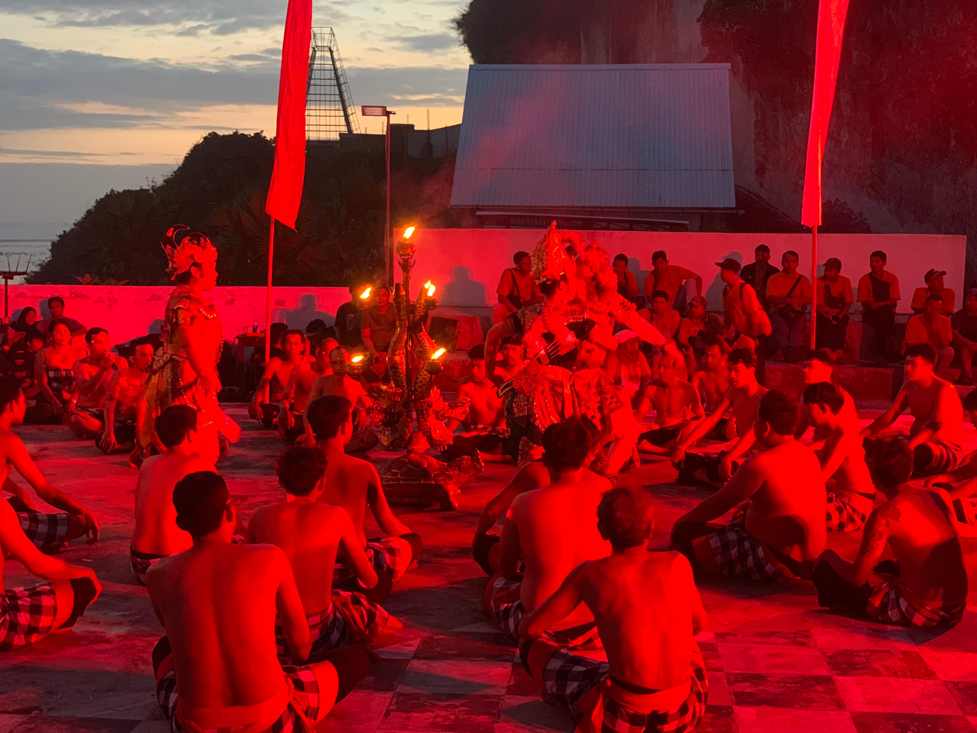 KECAK: Pementasan kecak di kawasan Pantai Pandawa, Desa Kutuh, Kuta Selatan. Ada syarat untuk wisatawan yang ingin menonton.