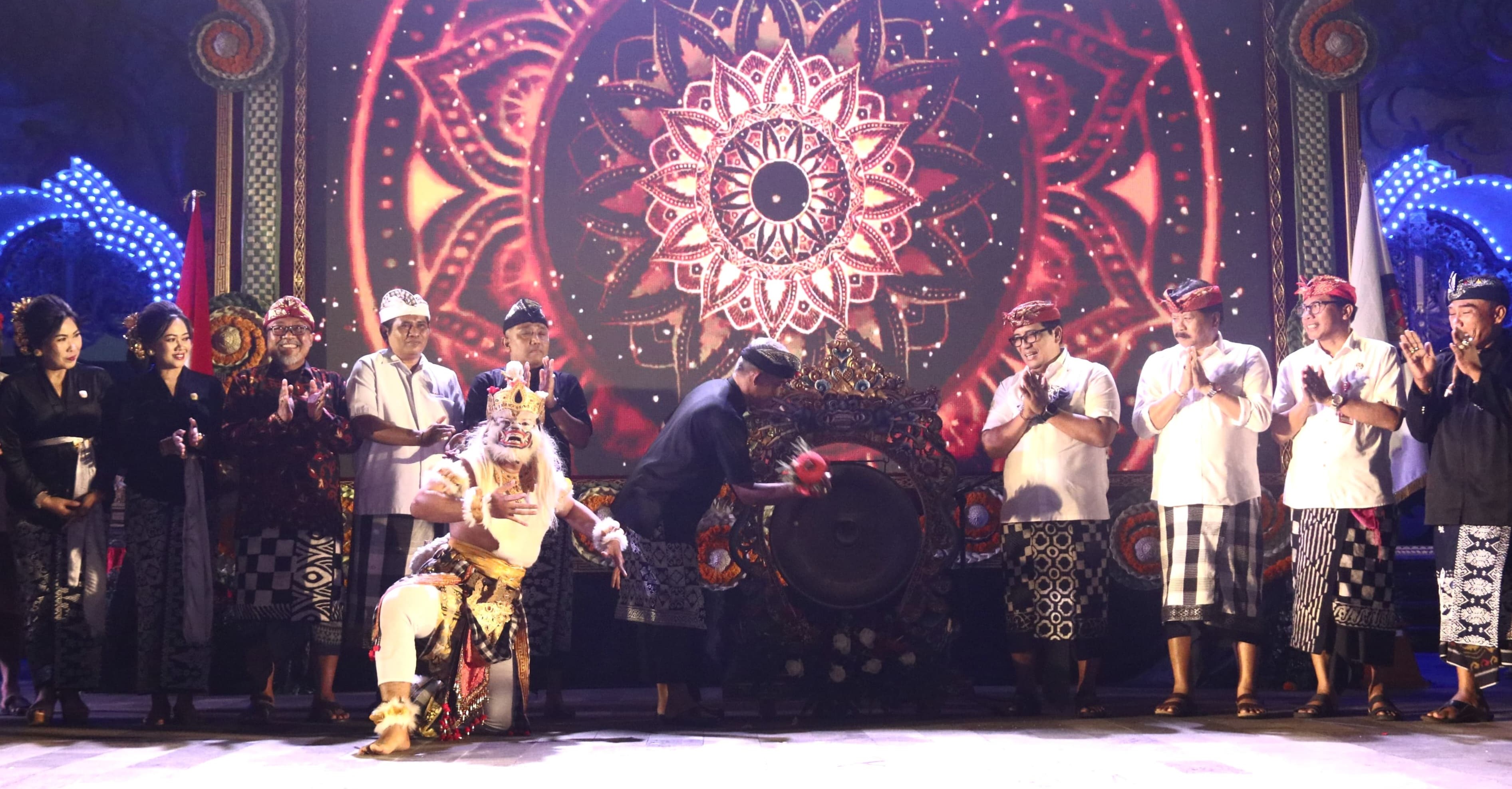 Peluncuran maskot, jingle dan tahapan Pilkada 2024 ditandai dengan memukul gong pada Minggu, 16 Juni 2024.