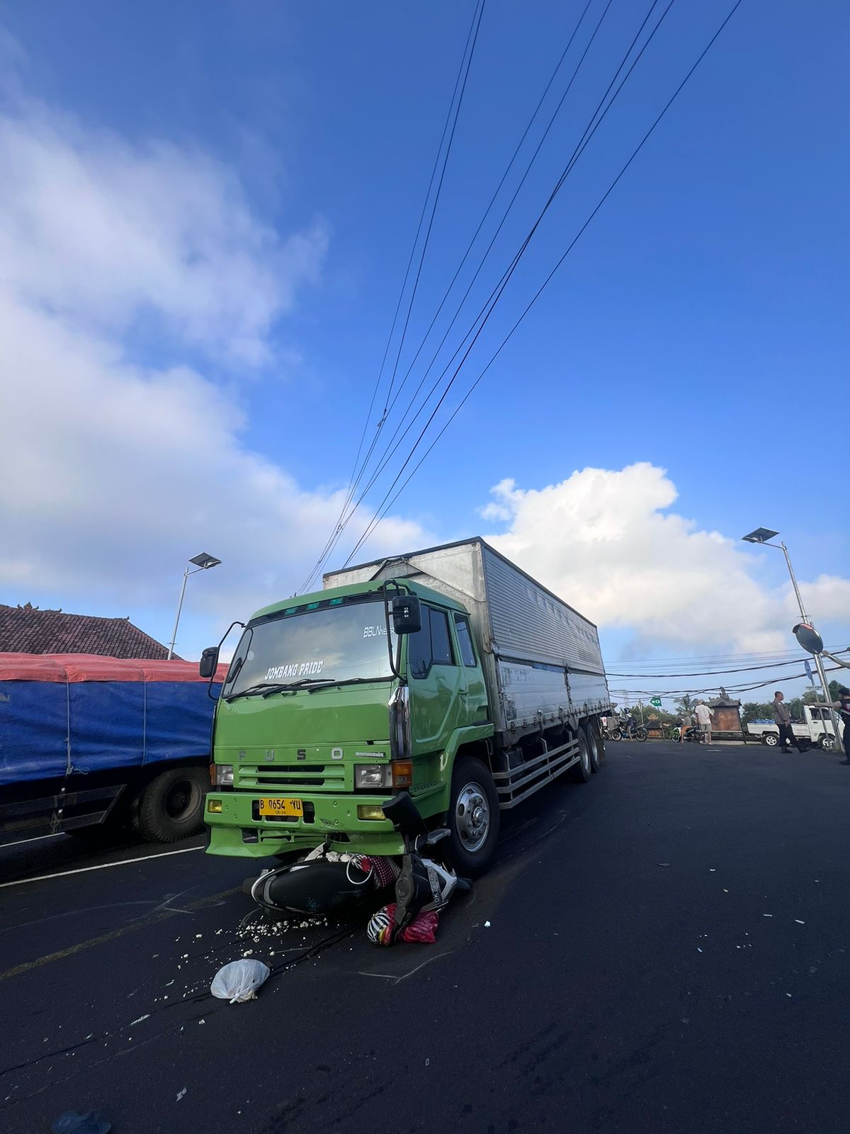TRONTON: Kecelakaan lalu lintas melibatkan truk tronton dengan sepeda motor di pertigaan Antosari. Pengendara vario masih dirawat di RSUD Tabanan.