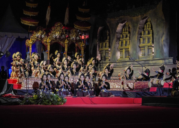 TAMPIL : Gong Kebyar Wanita Paguyuban Seni Swarna Gianyar Memukau Penonton PKB XLVI Selasa (18/6) malam.