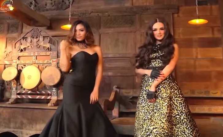 Tika Pagraky dan Mulan Jameela dalam lagu Toel Toel