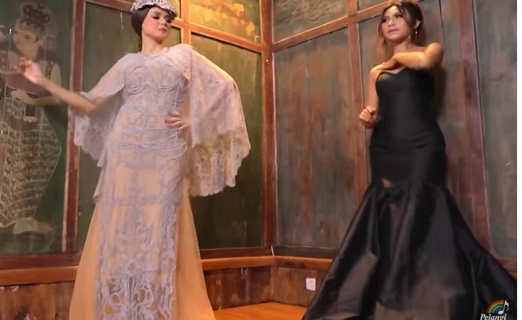 Tika Pagraky dan Mulan Jameela dalam lagu Toel Toel
