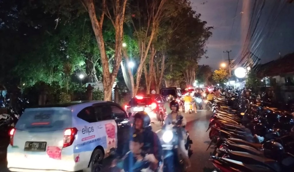 PARKIR: PKB di Taman Budaya Art Centre Bali sering kekurangan tempat parkir hingga memenuhi ruas jalan, padahal sudah memanfaatkan rumah-rumah penduduk.