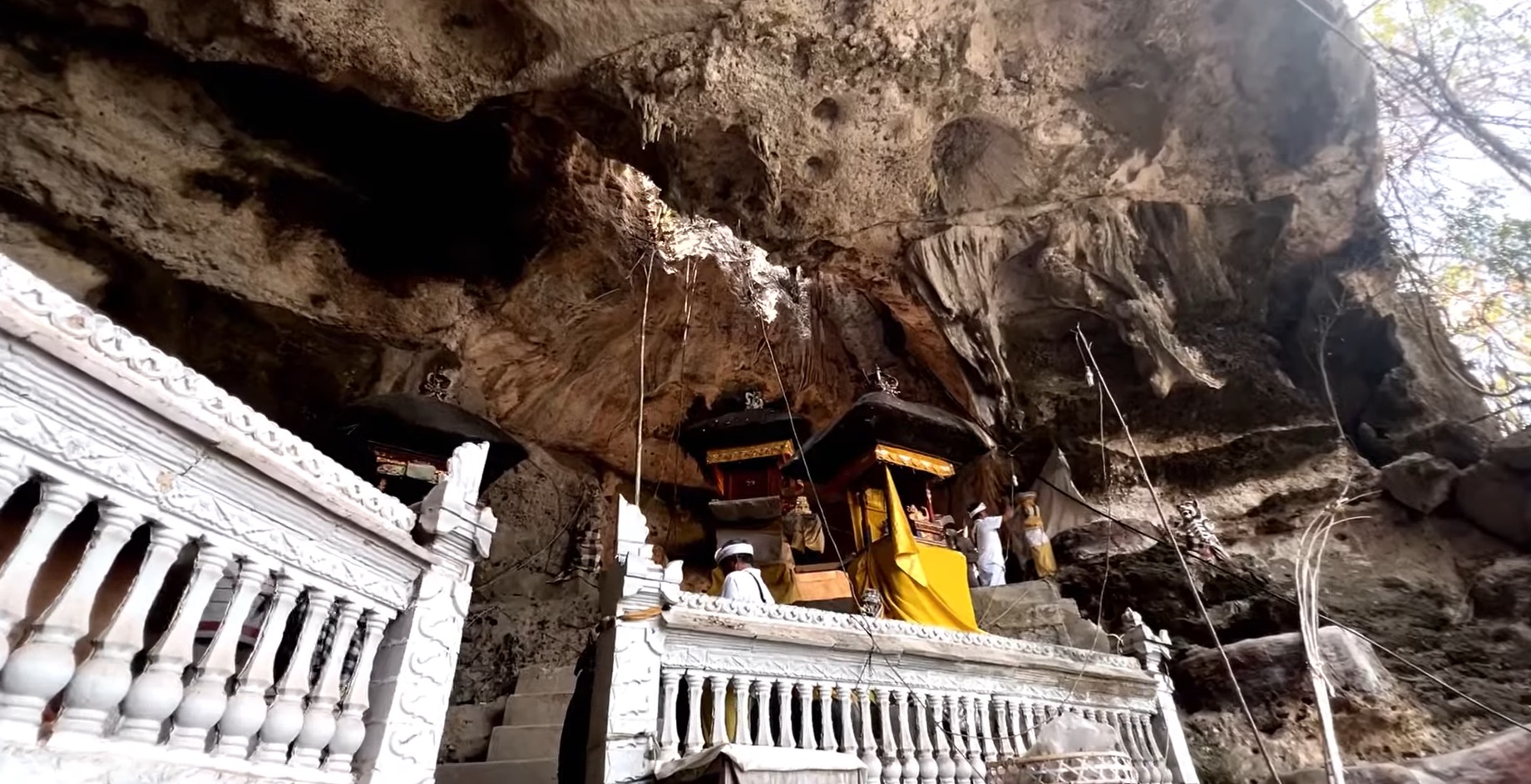 Pura Batu Banglas di Nusa Ceningan, Desa Adat Lembongan, Kecamatan Klungkung, Bali