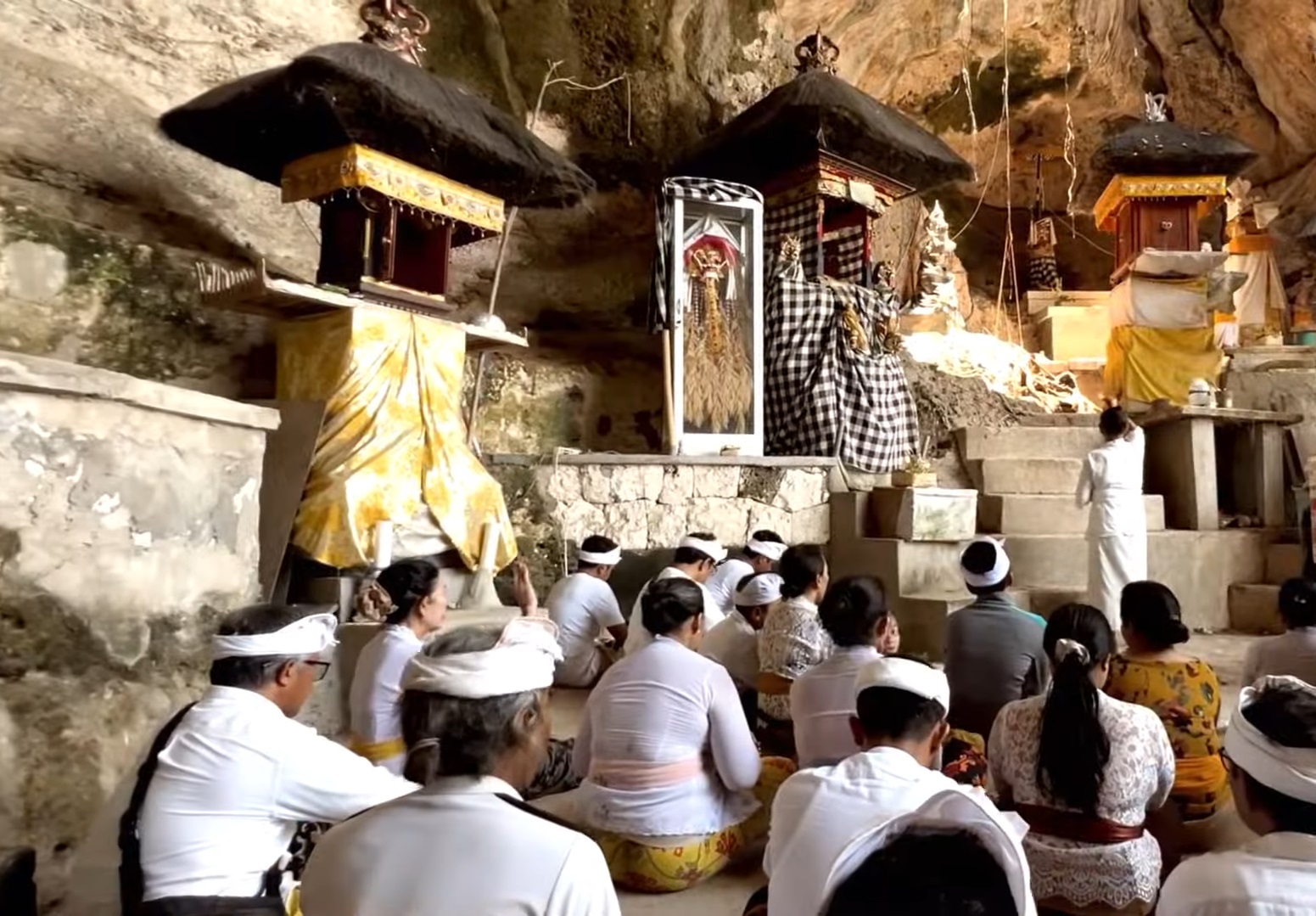 Pura Batu Banglas di Desa Adat Lembongan, Nusa Ceningan, Kecamatan Nusa Penida, Kabupaten Klungkung, Bali
