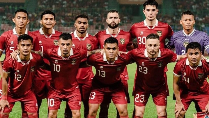 Skuad Timnas Indonesia: Elkan Baggot (nomor 30) dan Pratama Arhan (nomor 12).