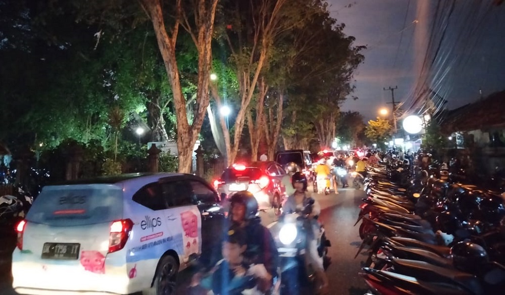 Badan jalan jadi tempat parkir saat gelaran PKB 2024 hingga menimbulkan kemacetan parah pada Selasa, 18, Juni 2024