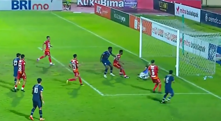 Gelandang Arema FC, Evan Dimas (nomor 6) cetak gol ke gawang Bali United pada musim 2022/2023.