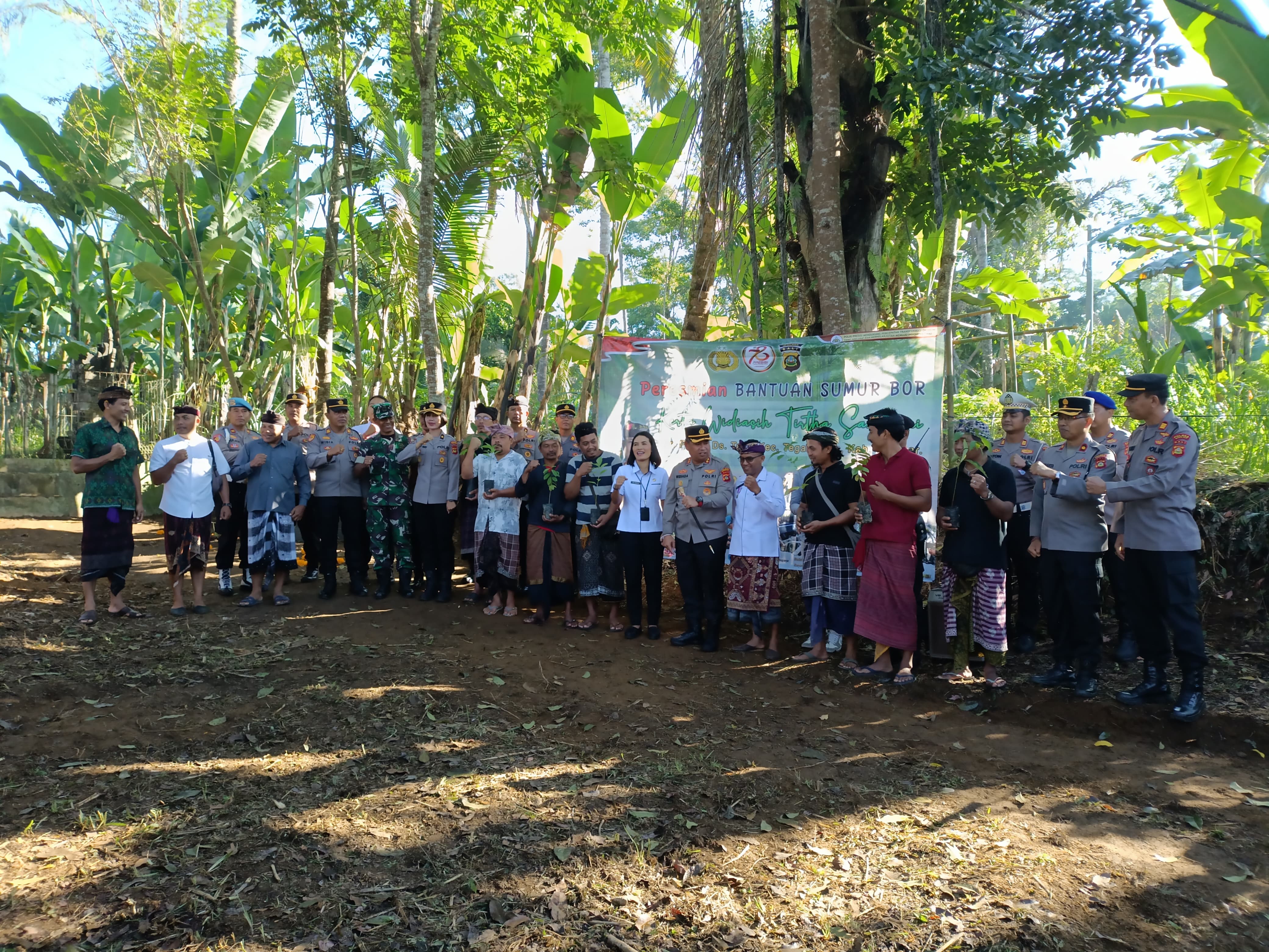 SUMUR BOR: Kepolisian Resor Gianyar menyalurkan bantuan sumur bor kepada warga di Banjar Patas, Desa Taro, Kecamatan Tegallalang, Kabupaten Gianyar, Rabu (19/6)