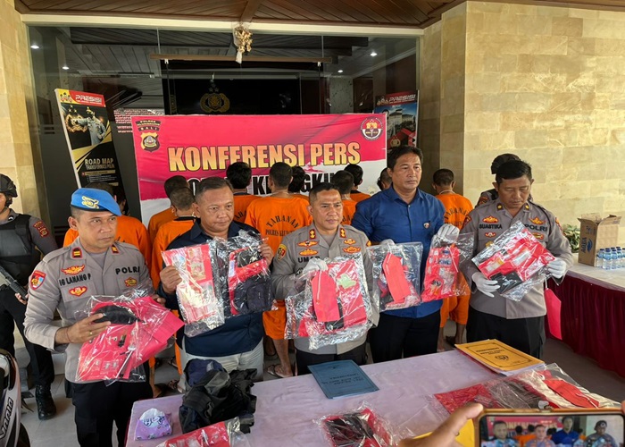 DARURAT : Kapolres Klungkung saat menunjukkan tersangka dan barang bukti kasus narkotika, Kamis (20/6).