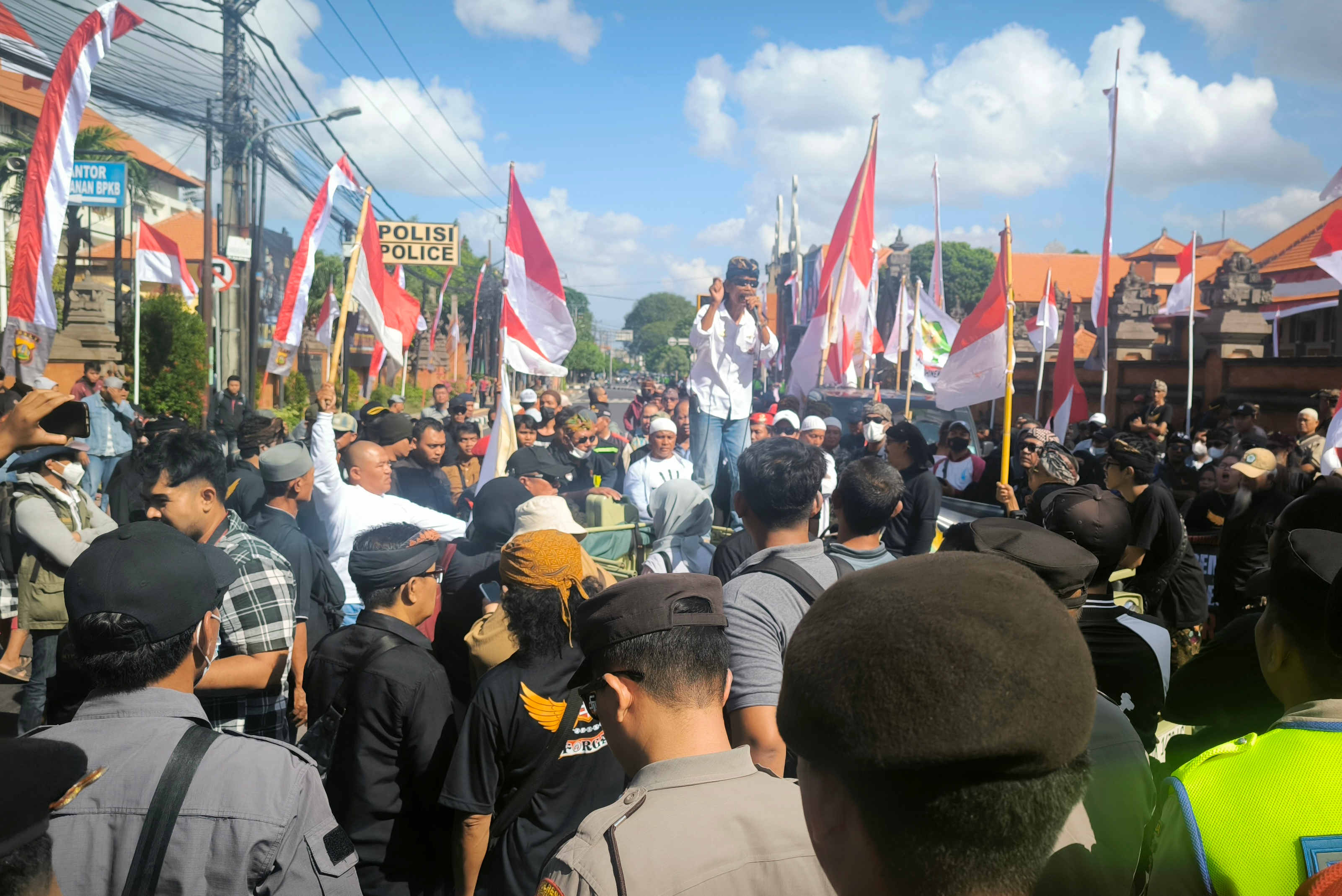 DEMO AWK : Massa Aliansi Kebhinekaan Bali demo di depan Mako Polda Bali. Desak agar AWK ditetapkan jadi tersangka kasus SARA.