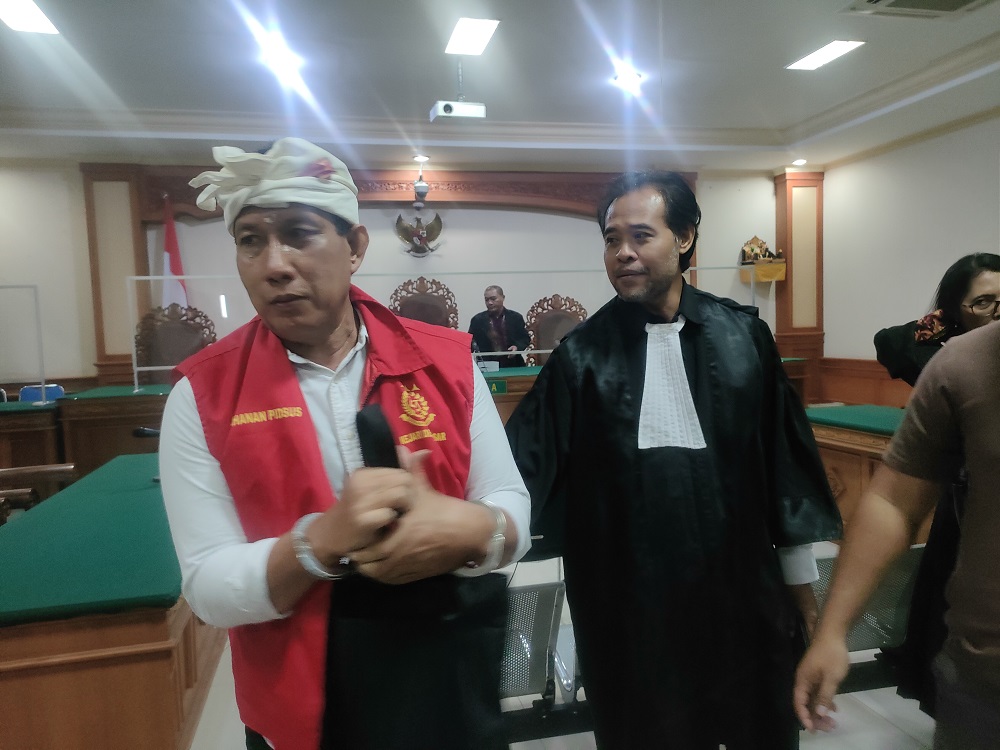 Bendesa Adat Berawa, Ketut Riana, bersama kuasa hukumnya di Pengadilan Tipikor Denpasar, 20 Juni 2024.