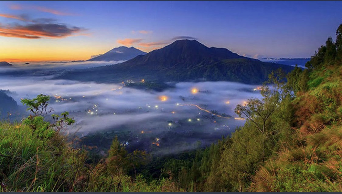 LAUTAN AWAN: Suasana sunrise indah dengan lautan awan di Desa Pinggan, Kecamatan Kintamani, Kabupaten Bangli, Bali bisa dinikmati henya dengan Rp 10 ribu.