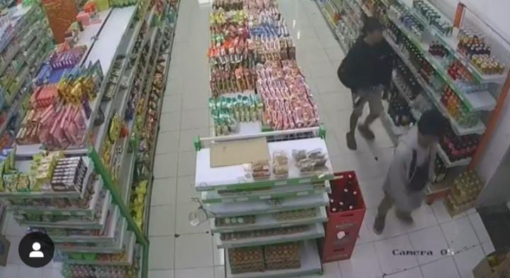 Dua orang pemuda terekam curi beberapa botol amer di minimarket